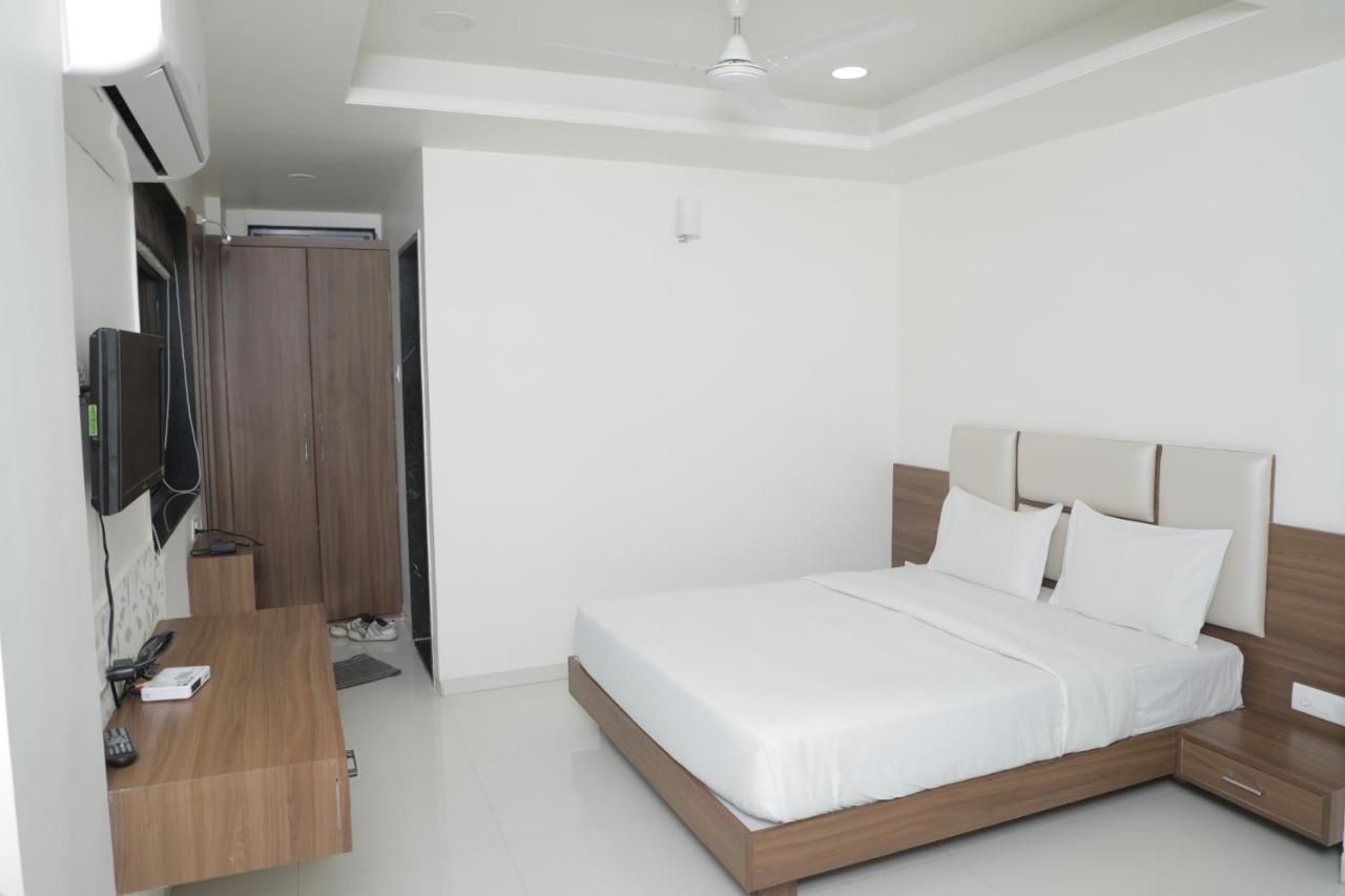 Hotel Lotus Chandrapur ภายนอก รูปภาพ