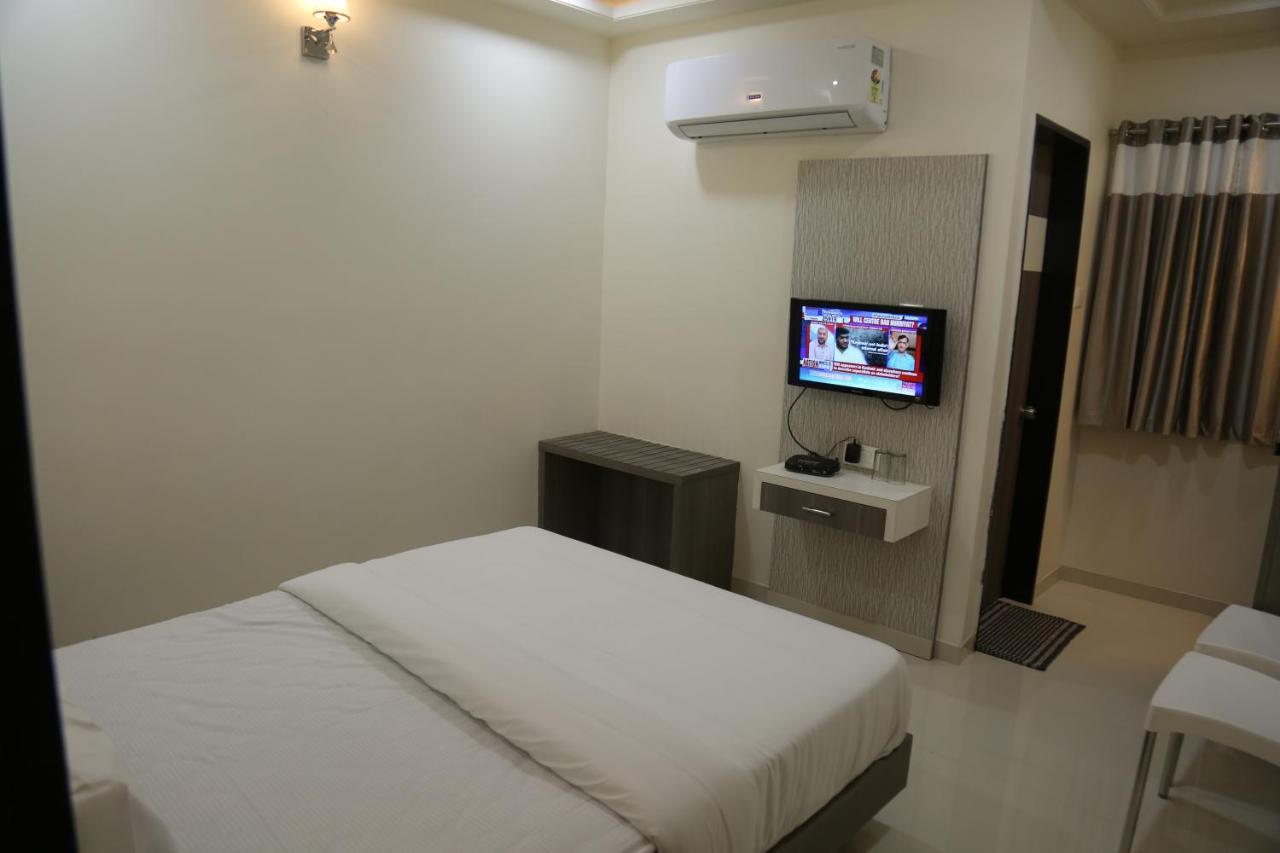 Hotel Lotus Chandrapur ภายนอก รูปภาพ