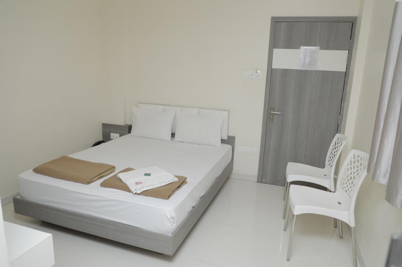 Hotel Lotus Chandrapur ภายนอก รูปภาพ