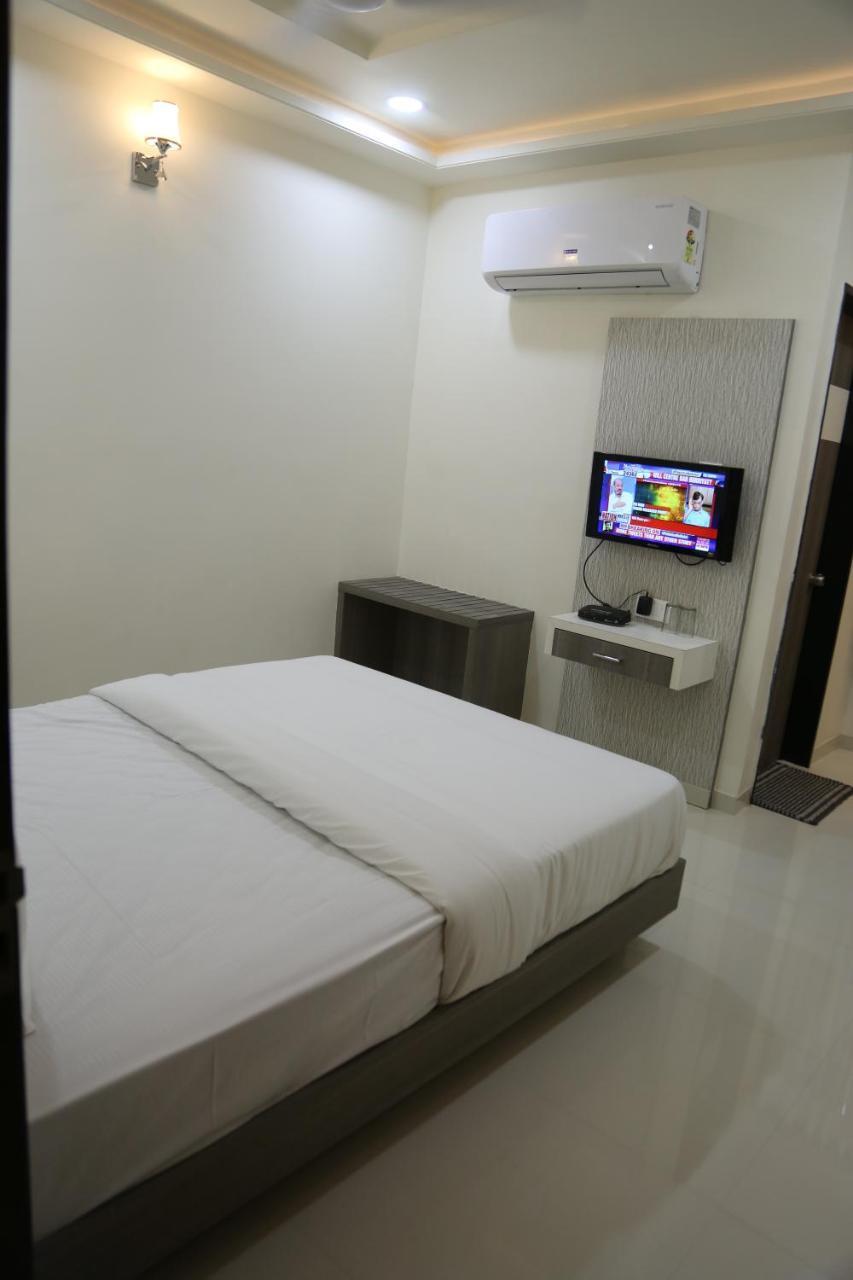 Hotel Lotus Chandrapur ภายนอก รูปภาพ