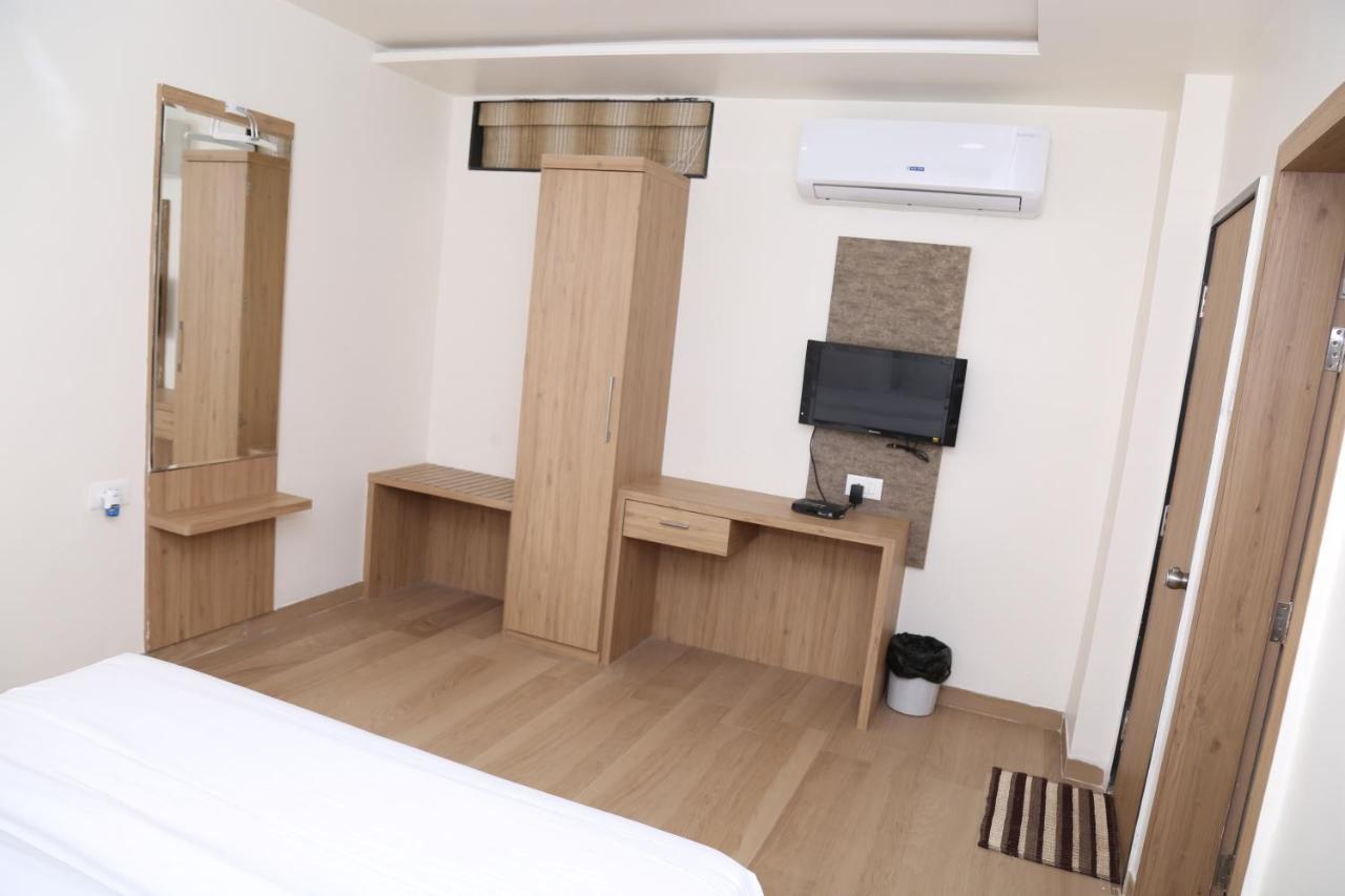 Hotel Lotus Chandrapur ภายนอก รูปภาพ